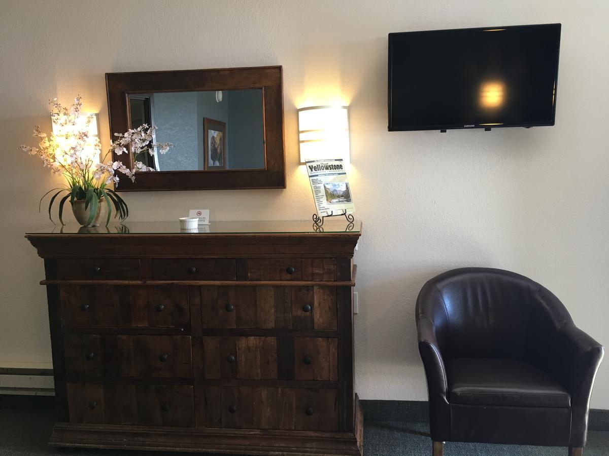 Travelodge By Wyndham Gardiner Yellowstone Park North Entr Екстериор снимка