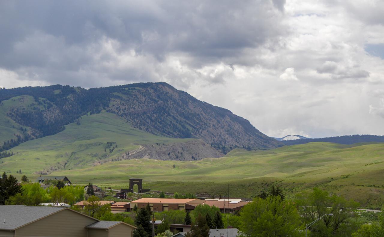 Travelodge By Wyndham Gardiner Yellowstone Park North Entr Екстериор снимка
