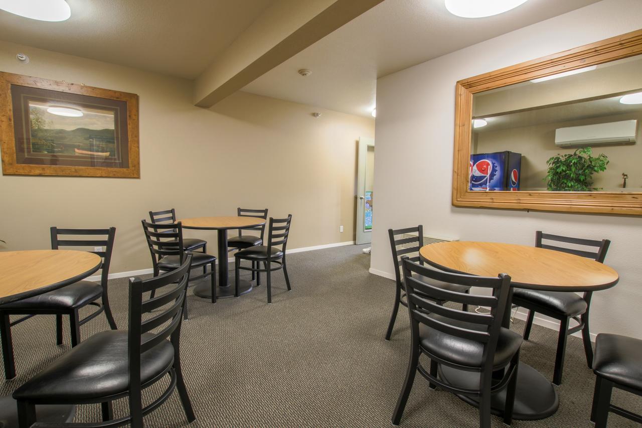 Travelodge By Wyndham Gardiner Yellowstone Park North Entr Екстериор снимка